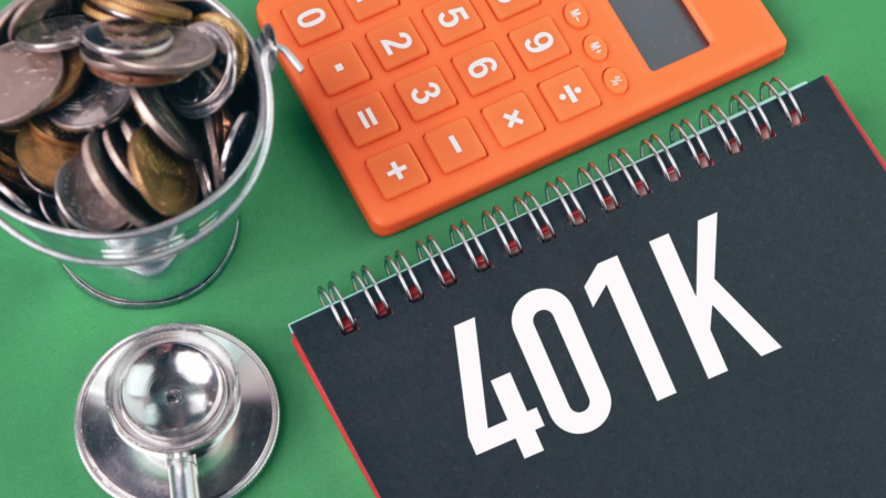 Notebook written with 401k isolated on a green background